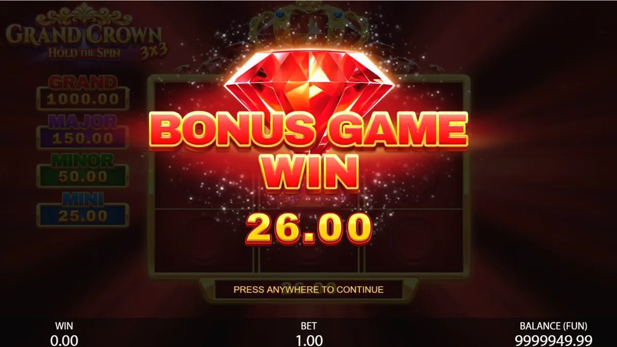 Tampilan visual slot 3x3 Grand Crown dengan simbol buah dan mahkota emas
